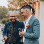Deux amis partagent un moment de franche rigolade autour d’un verre, dans une atmosphère détendue et élégante. Le cocktail à la main, le sourire aux lèvres — l’essence même de la convivialité.
